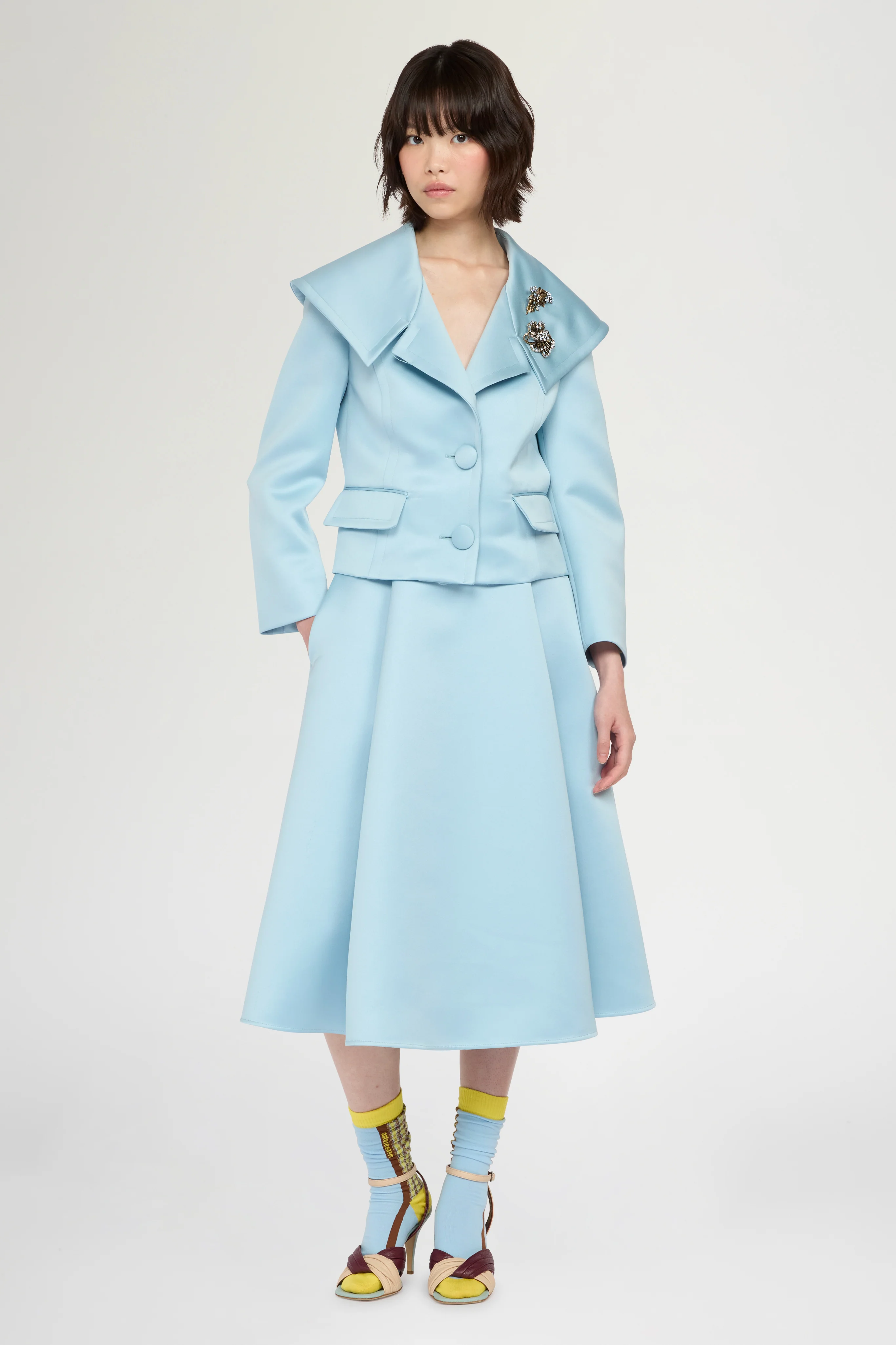 Cropped Fitted Jacket with Oversized Collar - Image 2