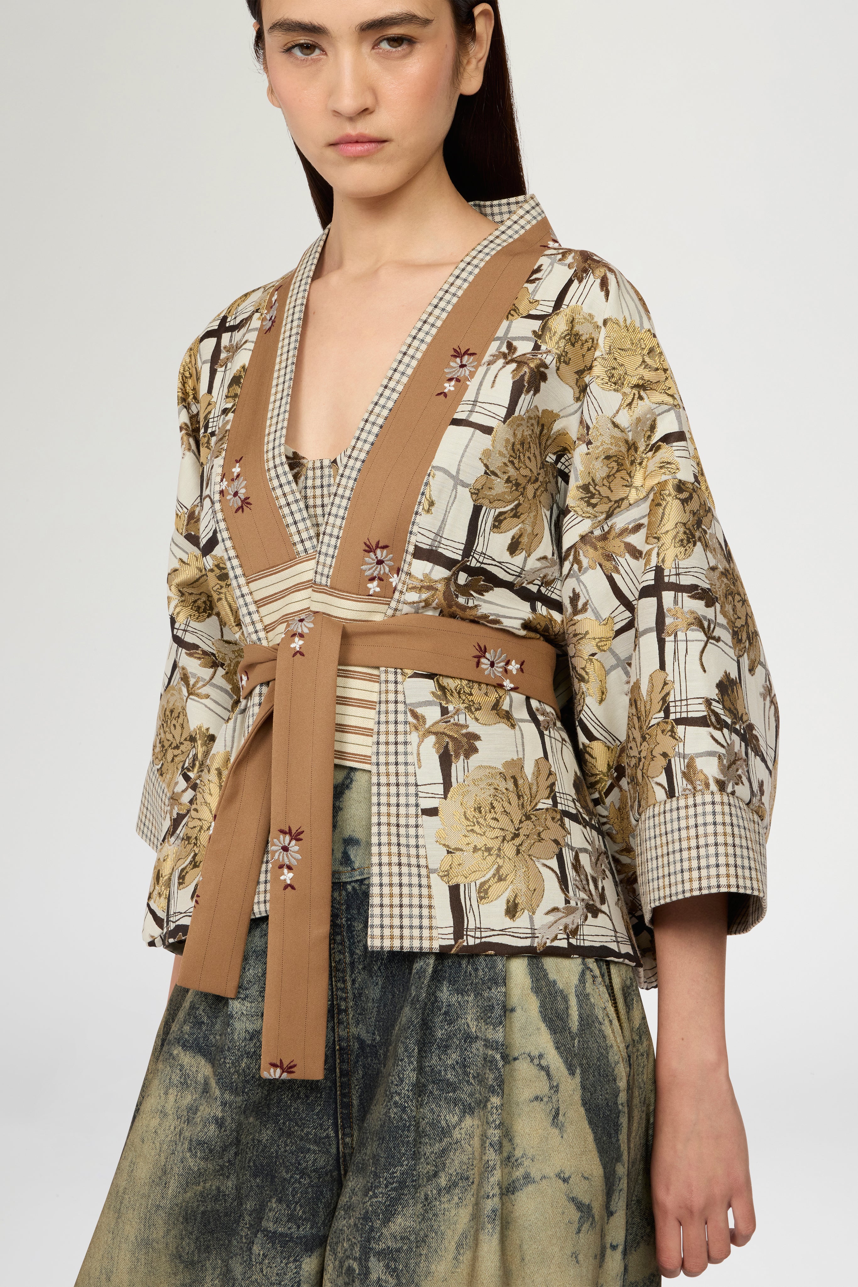 Short Kimono In Floral Brocade And Microcheck - Image 4