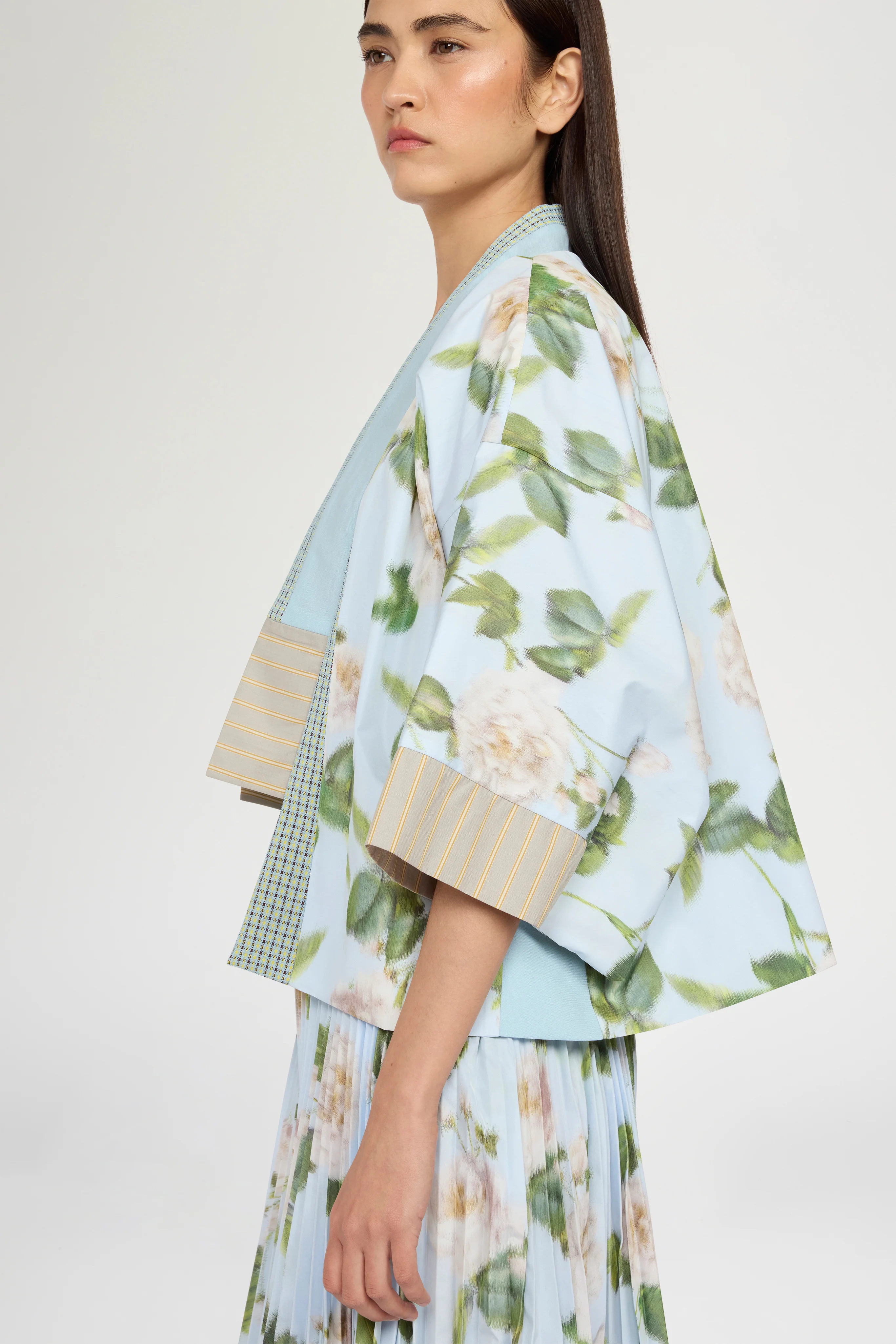 Short Kimono with Floral Print - Image 4
